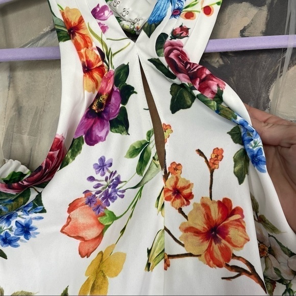 DO + BE White Muticolor Floral Keyhole Halter Top - Picture 3 of 7